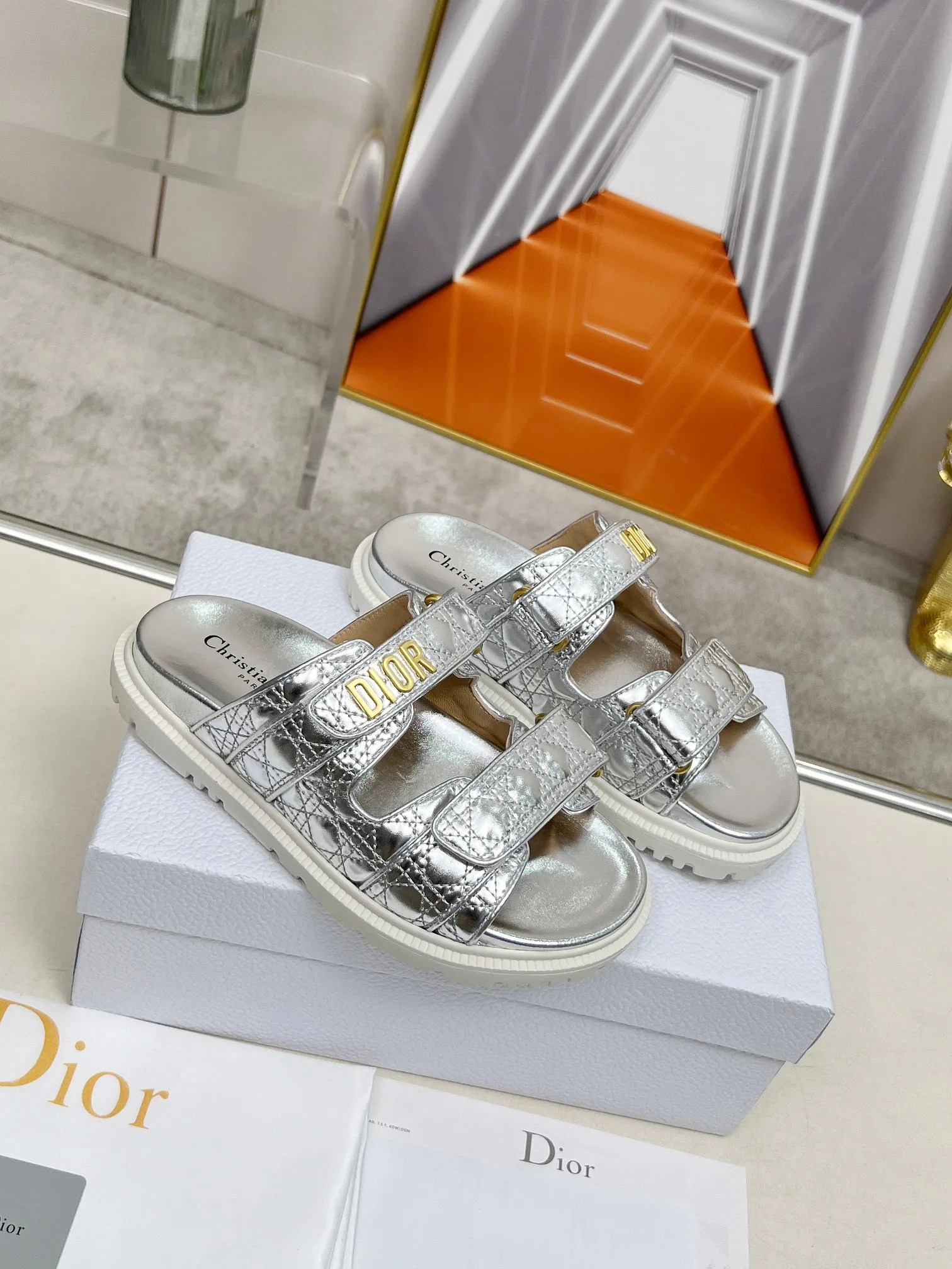👟👟Ex-factory price 500👟👟Dior👏👏new classic style. 🔥Purchasing-level qualityThe most popular thick-soled sandals in foreign counters. Upper➕Inside: original customized material, original mold opening of sole 1.1 (lightweight, code number 35-40 (41/42 can be customized)